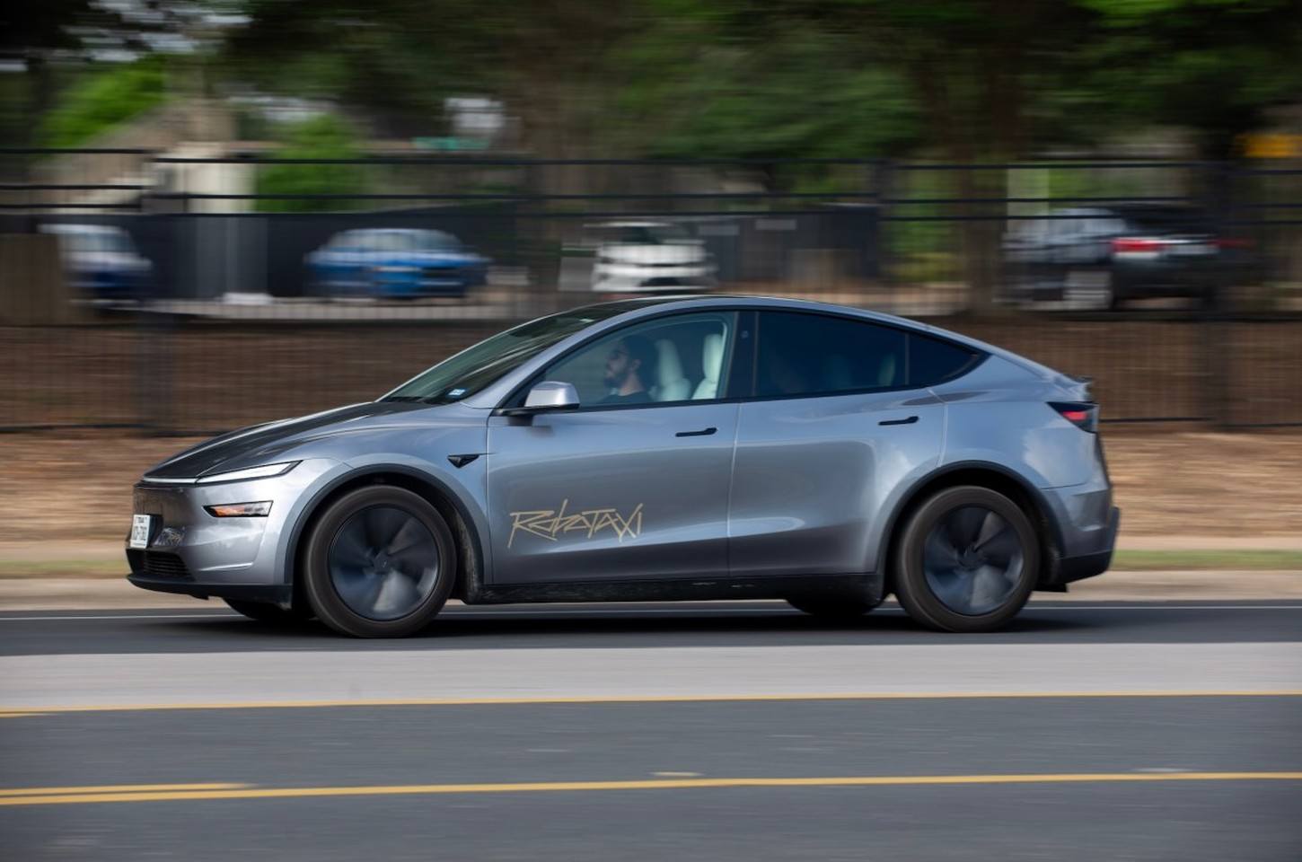 Robotaxis da Tesla sofrem acidentes com teleoperação remota
