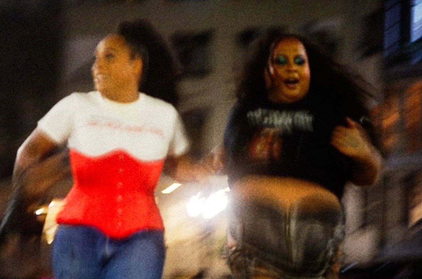 Rock visceral une Raquel e Jup do Bairro em 'História Mal Contada'