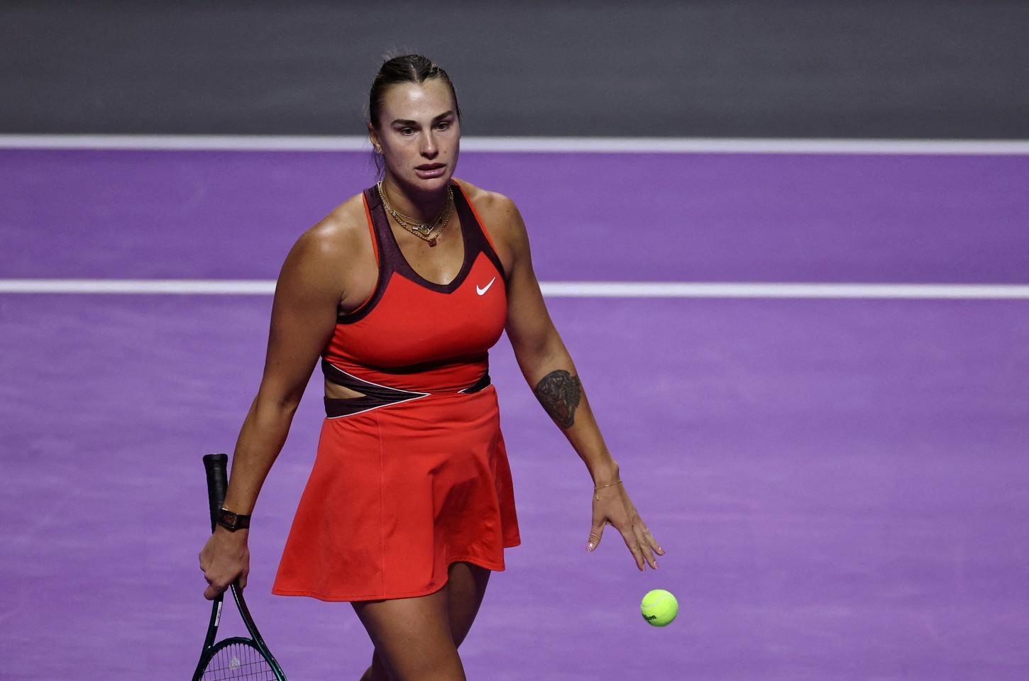 Sabalenka questiona participação de atletas transgêneros no tênis feminino