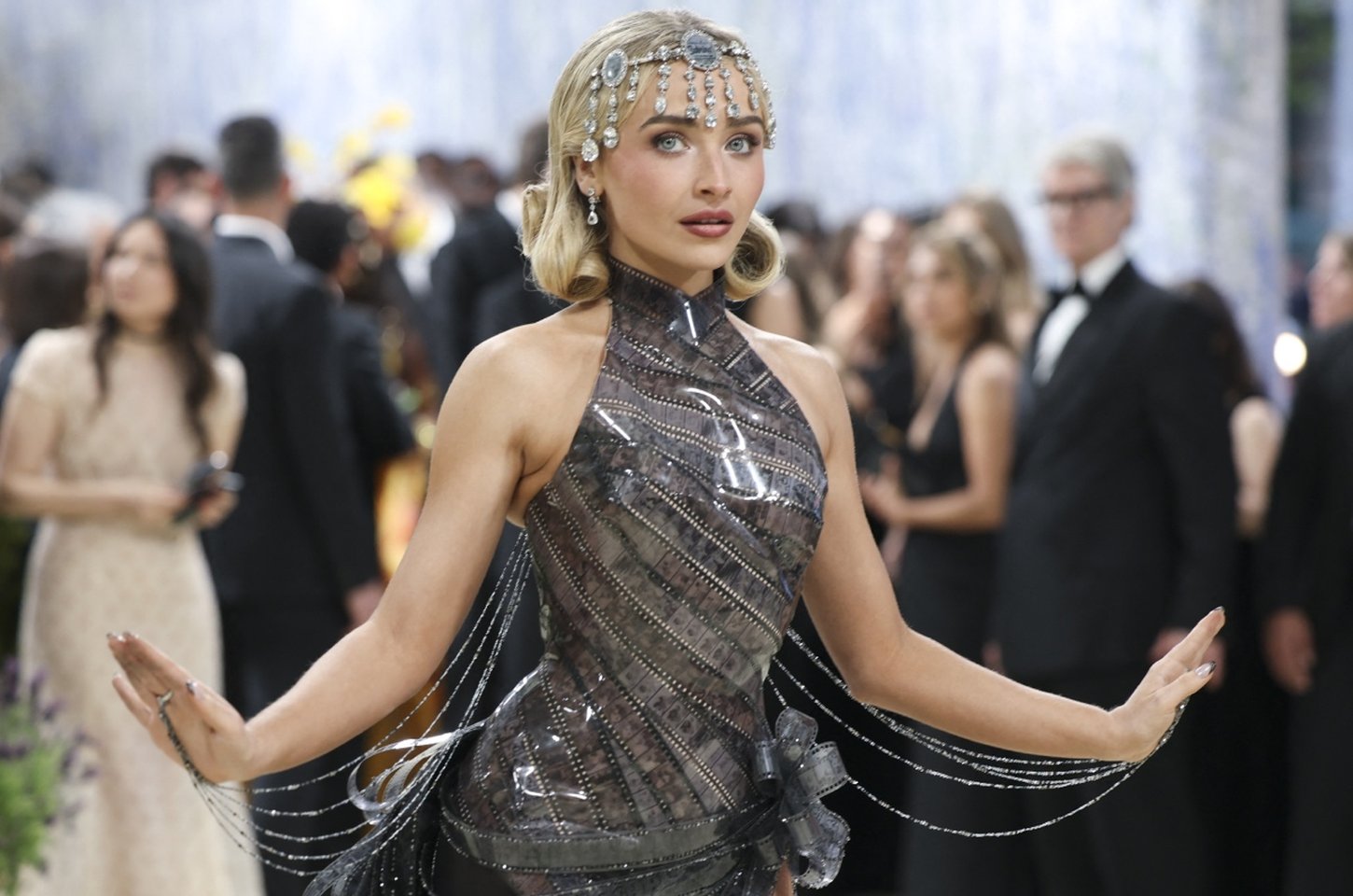Sabrina Carpenter usa vestido de filme fotográfico no Met Gala 2026