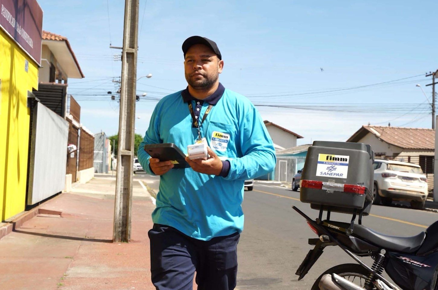 Sanepar amplia pagamento de contas com maquininha no portão de casa