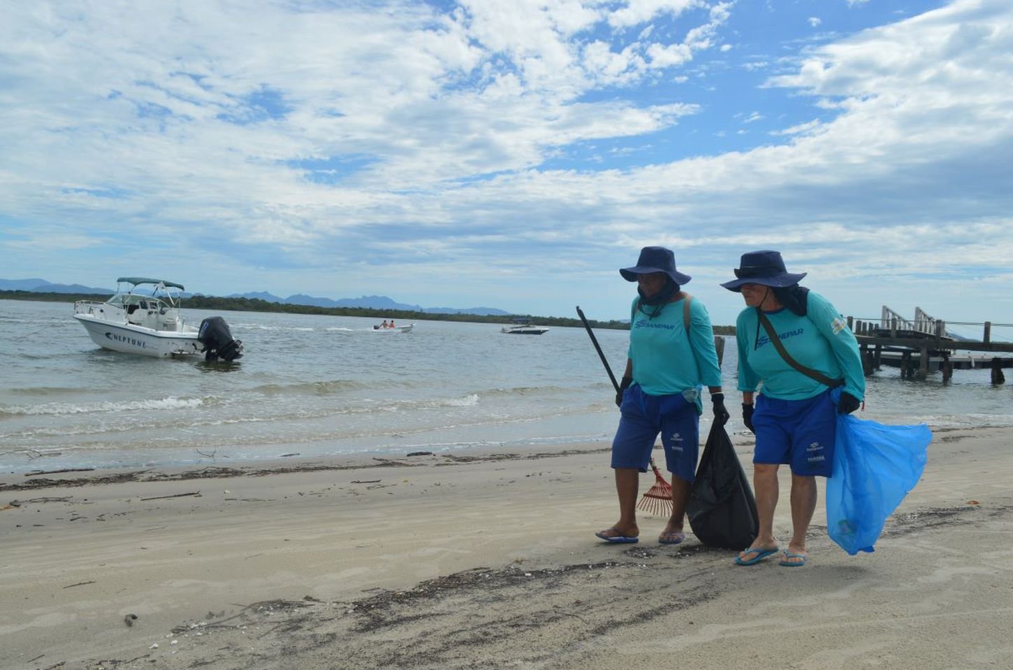 Sanepar leva mutirão de limpeza para ilha paradisíaca no litoral paranaense