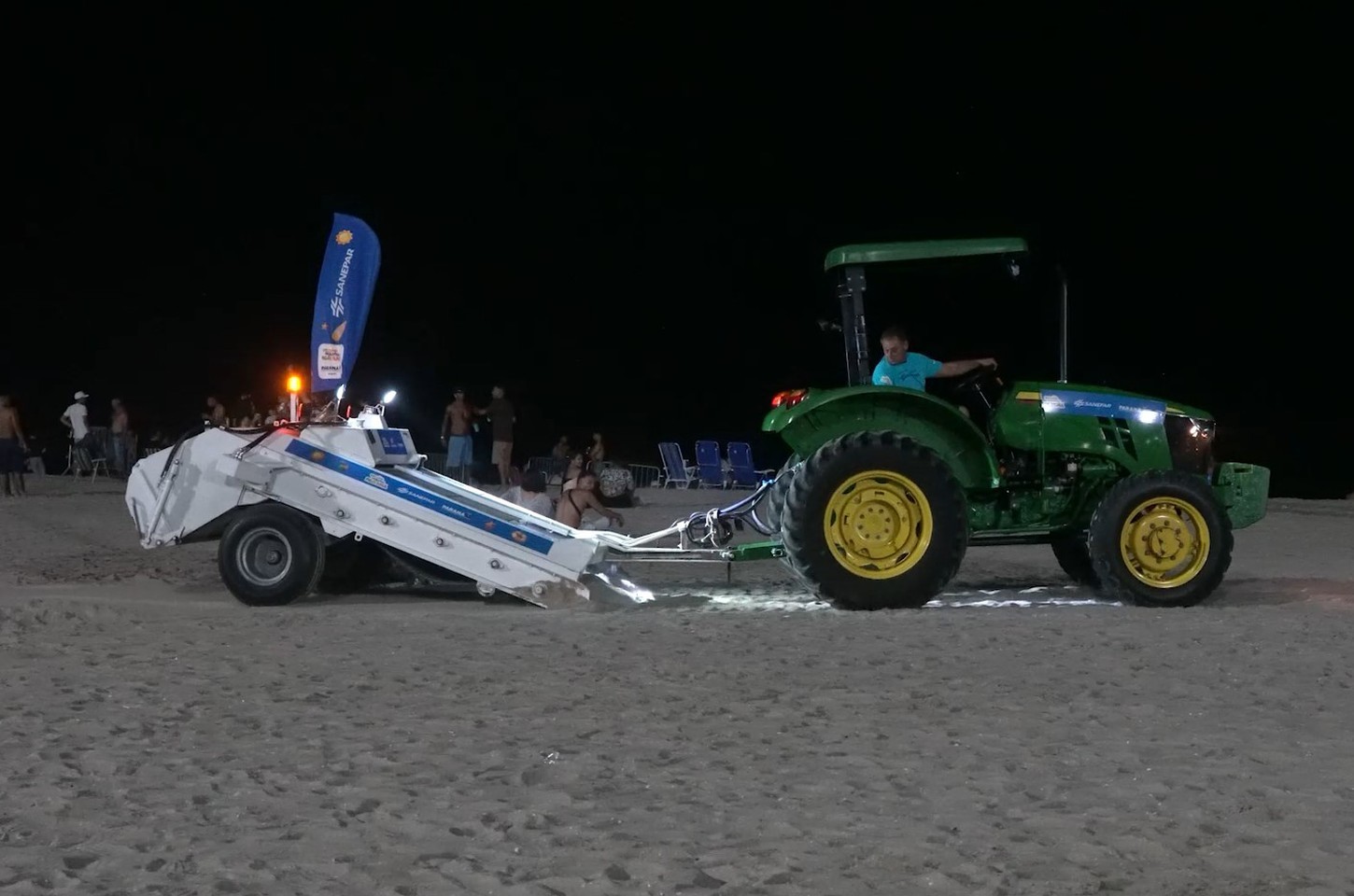 Sanepar recolhe 5 toneladas de lixo em praia de Matinhos após shows