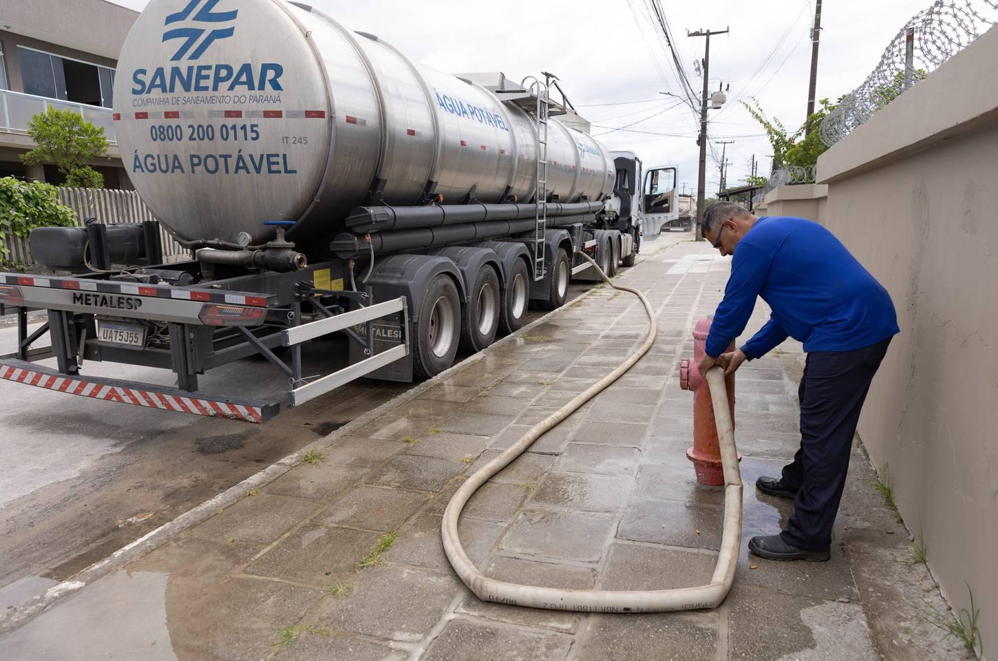 Sanepar reforça abastecimento no litoral paranaense com caminhões-pipa