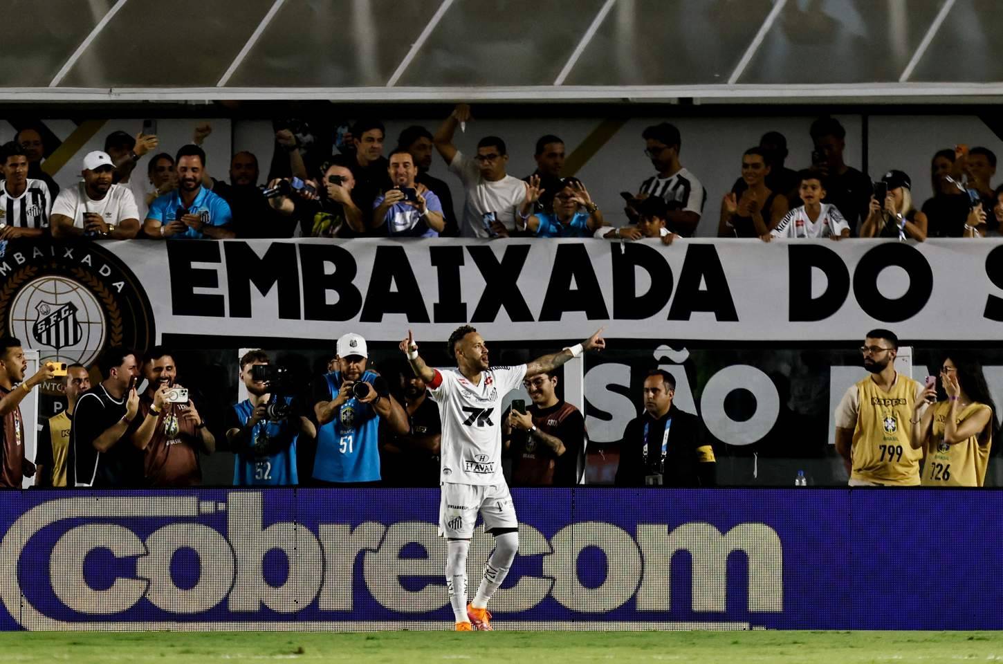 Santos vence e sai da zona de rebaixamento no Brasileirão