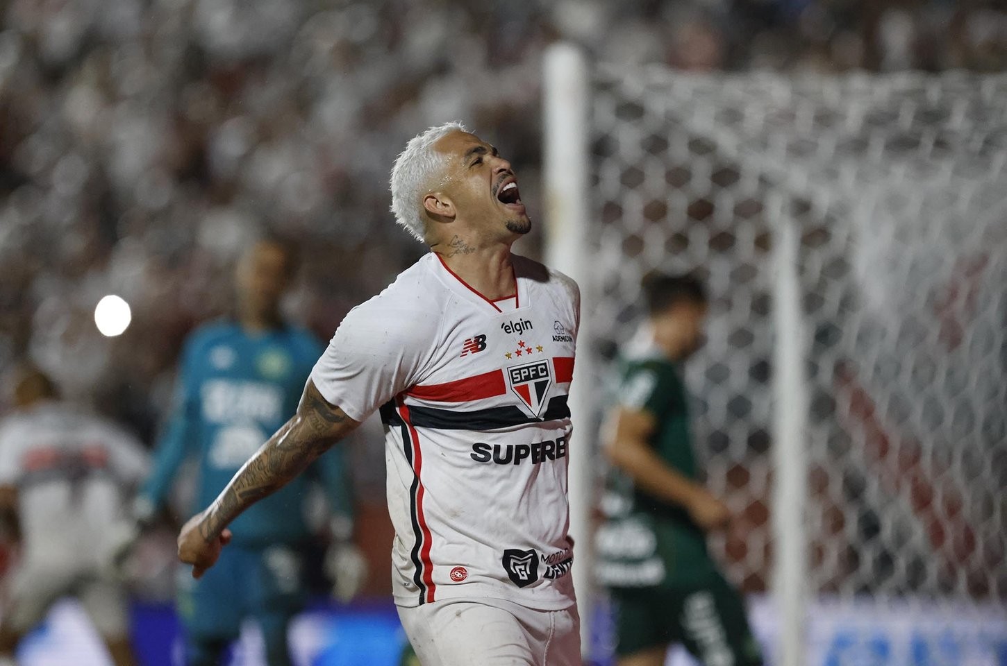 São Paulo vence Chapecoense e assume liderança do Brasileirão