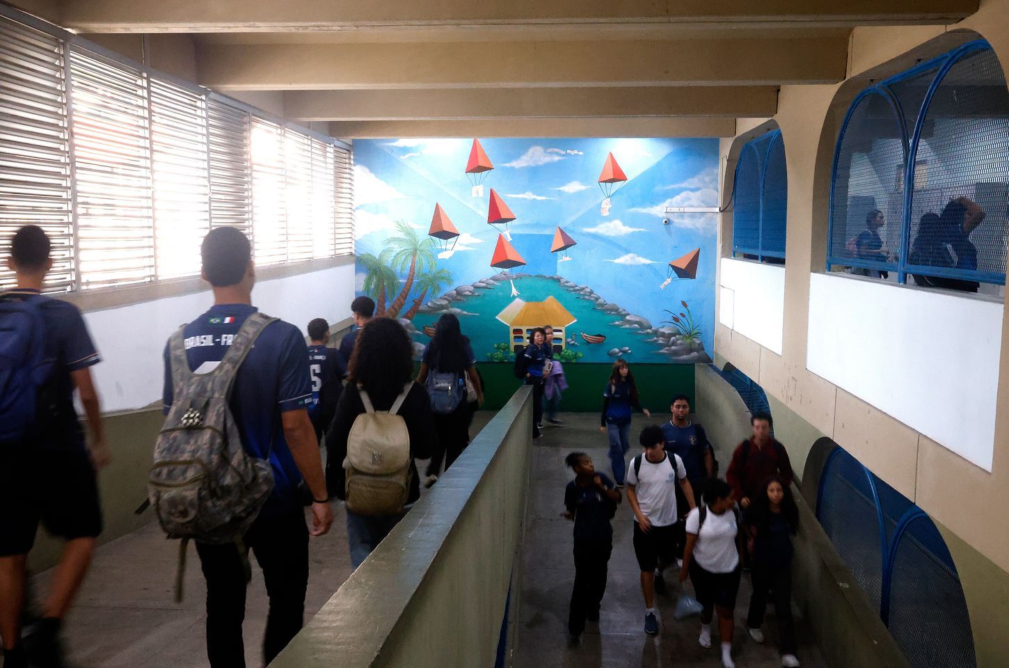 Saúde mental de adolescentes preocupa com tristeza e autoagressão