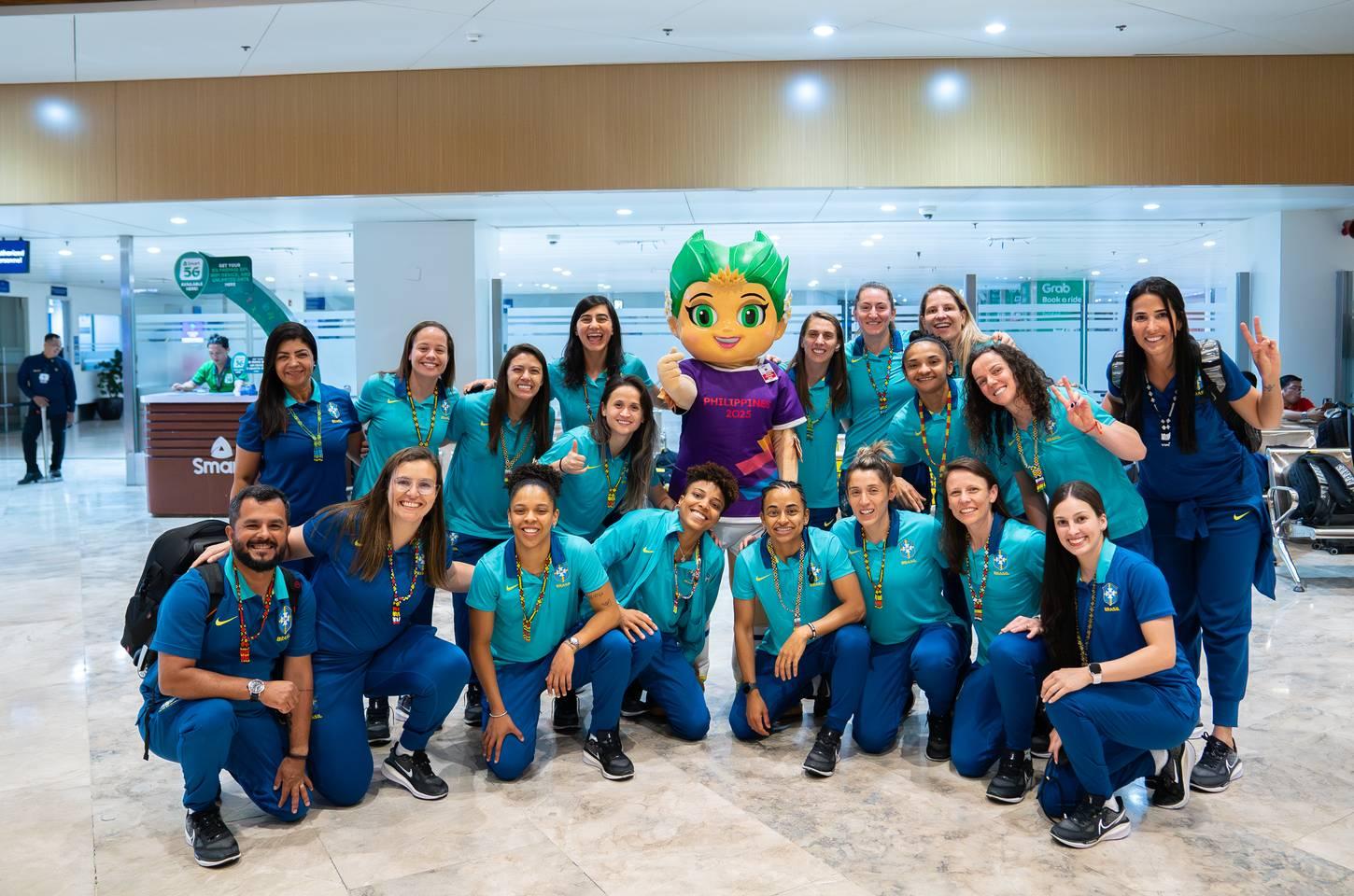 Seleção brasileira chega às Filipinas para Copa do Mundo de futsal feminino