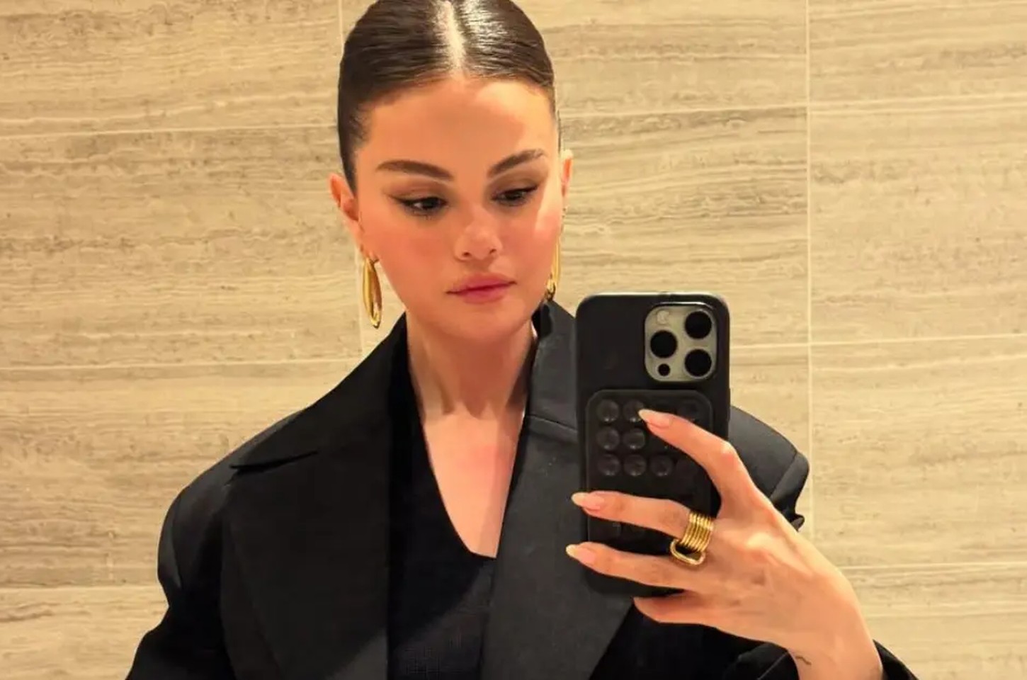 Selena Gomez explica mudança na voz e fala sobre saúde