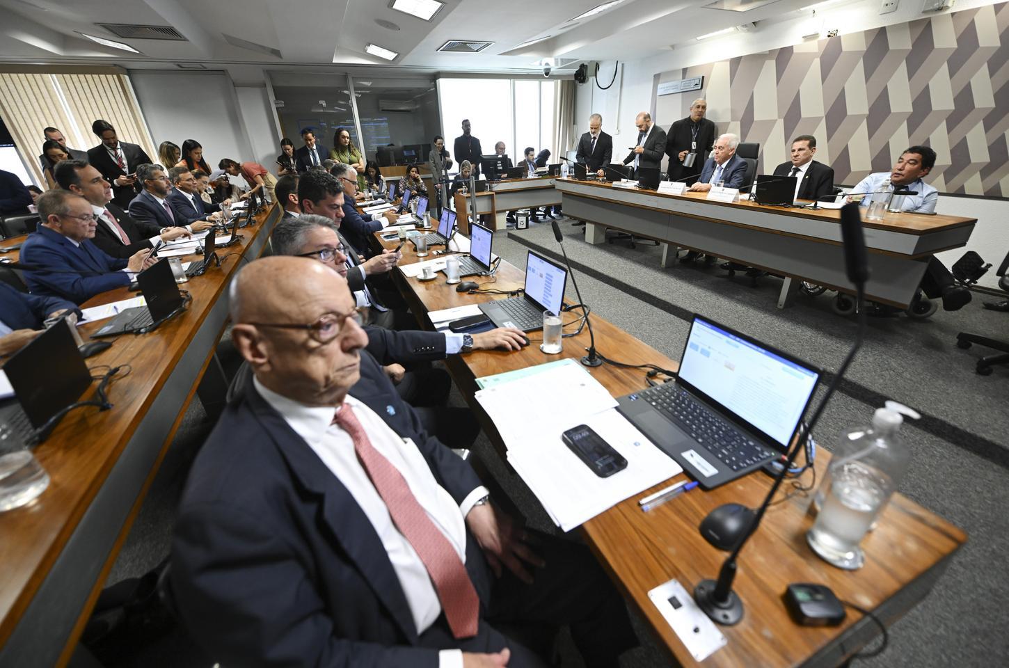 Senado avança com projeto que reduz penas de condenados por atos golpistas
