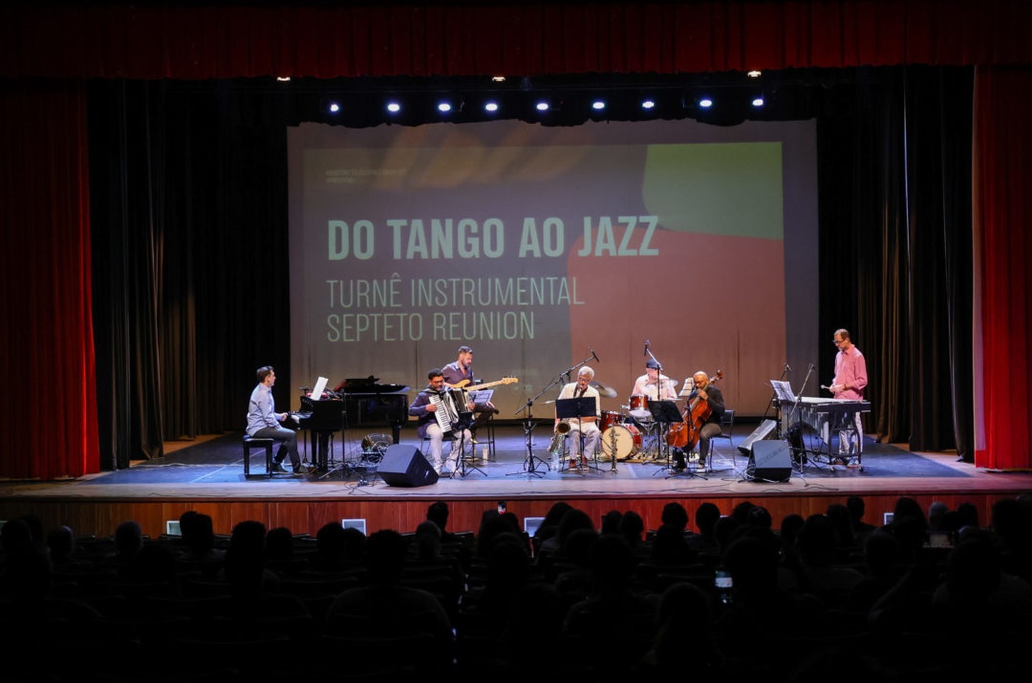 Septeto Reunion encanta público com show gratuito no Cine Teatro Fênix
