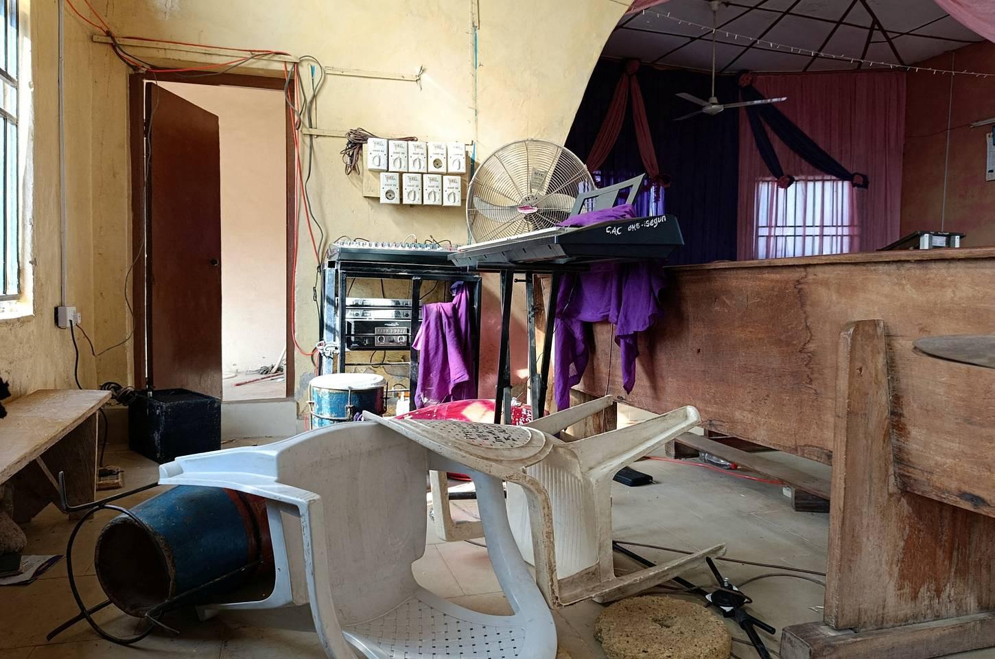 Sequestro em massa na Nigéria deixa mais de 300 crianças e funcionários desaparecidos