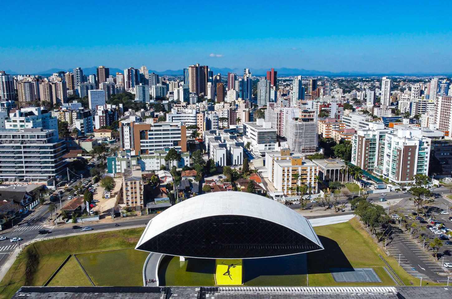 Serviços públicos e museus do PR terão horários especiais no feriado do Dia do Trabalhador
