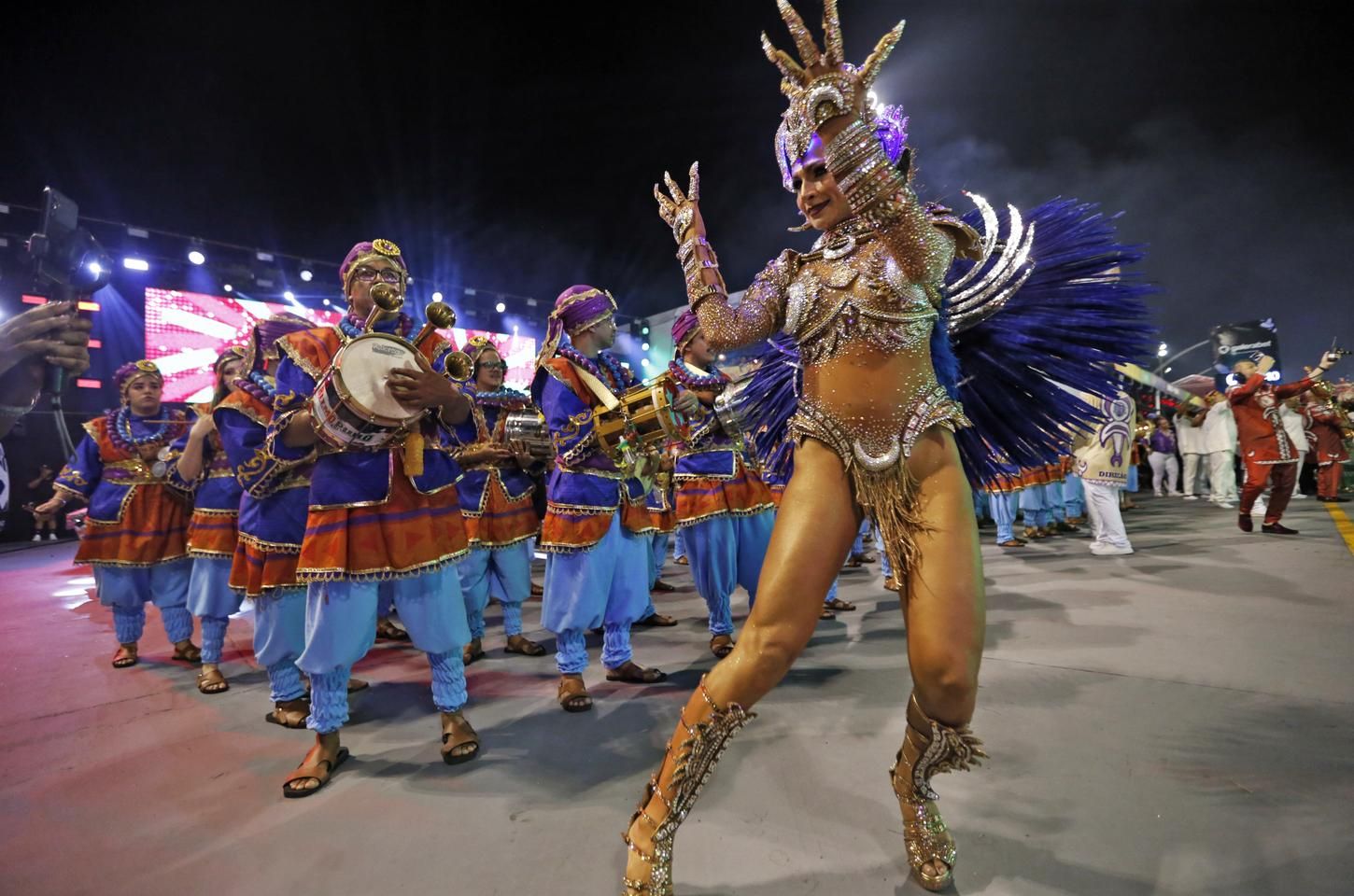 Sete escolas de samba fecham o carnaval paulistano no Anhembi