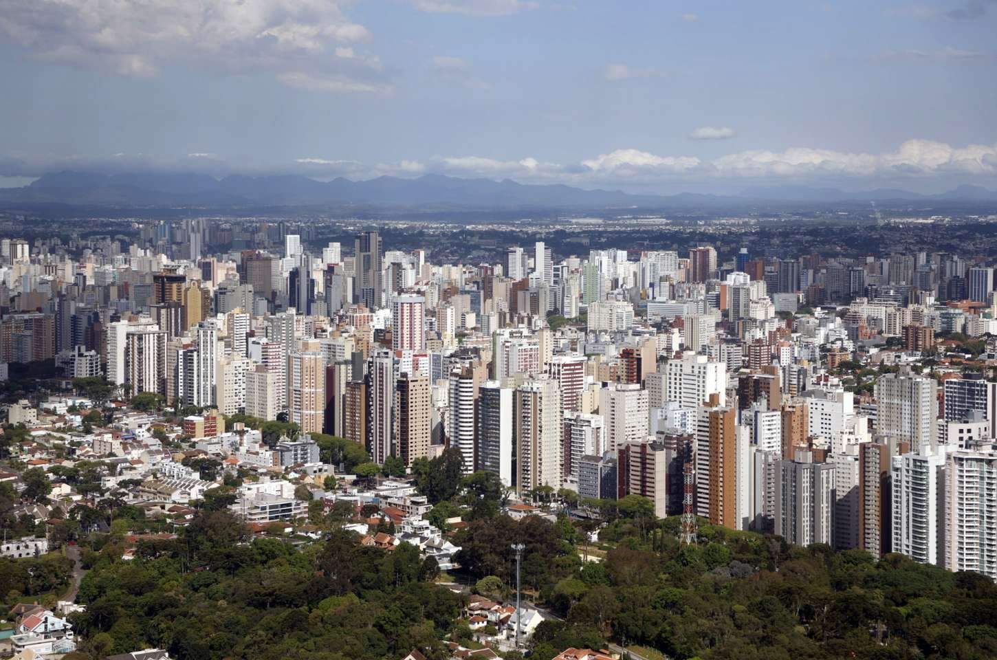 Setor de serviços do Paraná cresce 2,4% em 12 meses e lidera Sul