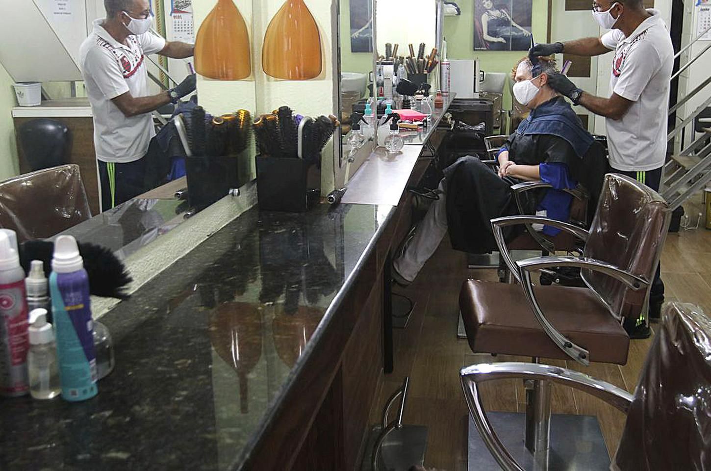 Setor de serviços recua 1,2% em março, primeira queda após estabilidade em fevereiro