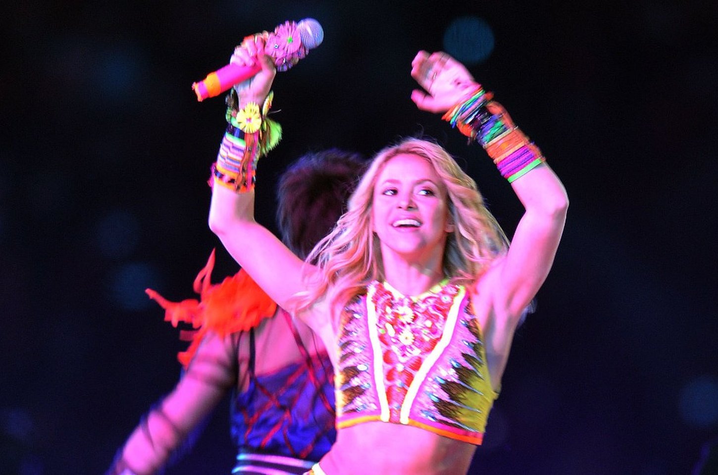 Shakira desembarca no Rio com multidão e hits em show gratuito em Copacabana