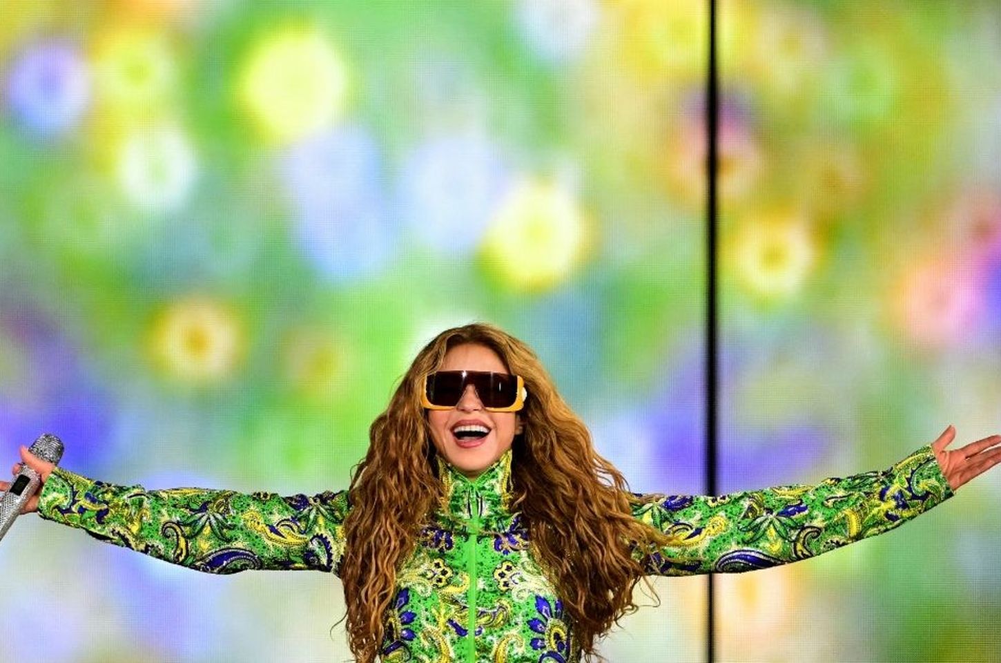 Shakira reúne 2 milhões em Copacabana com participações de Caetano Veloso e Maria Bethânia