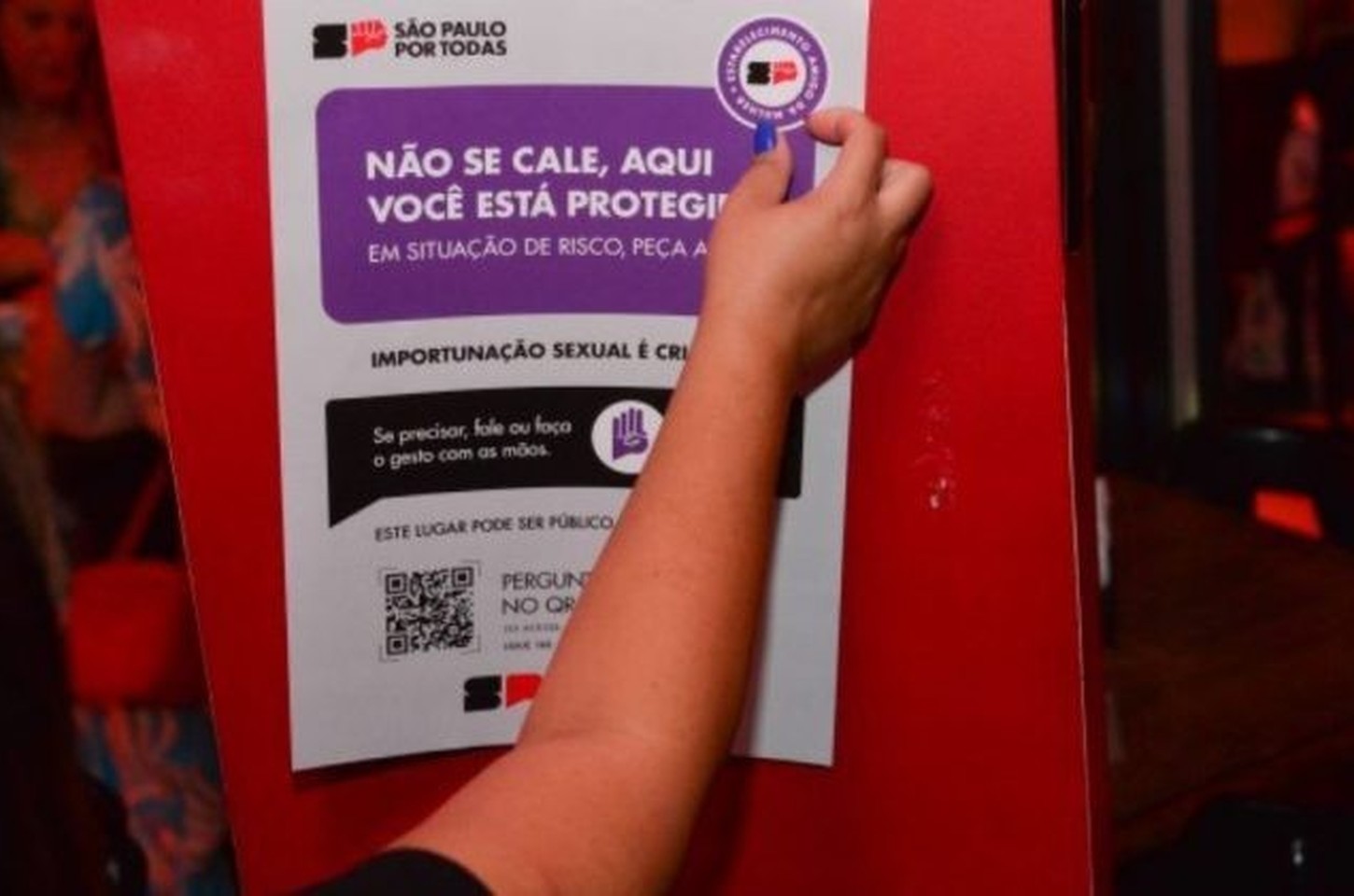 Sinal de socorro com a mão salva mulheres em situação de risco