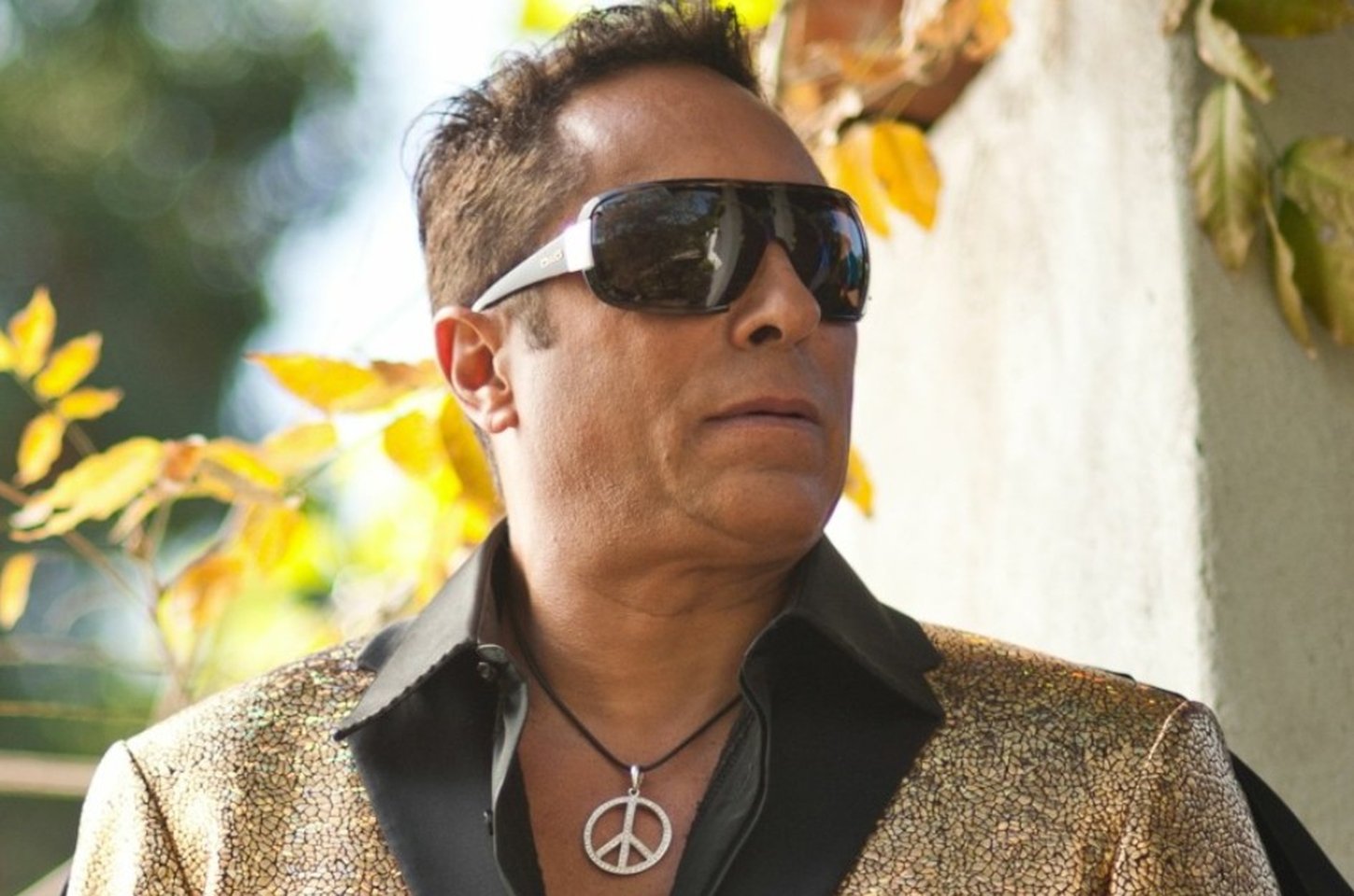 Sir Ivan lança 'Love Is The Piece', hino dance com mensagem de paz