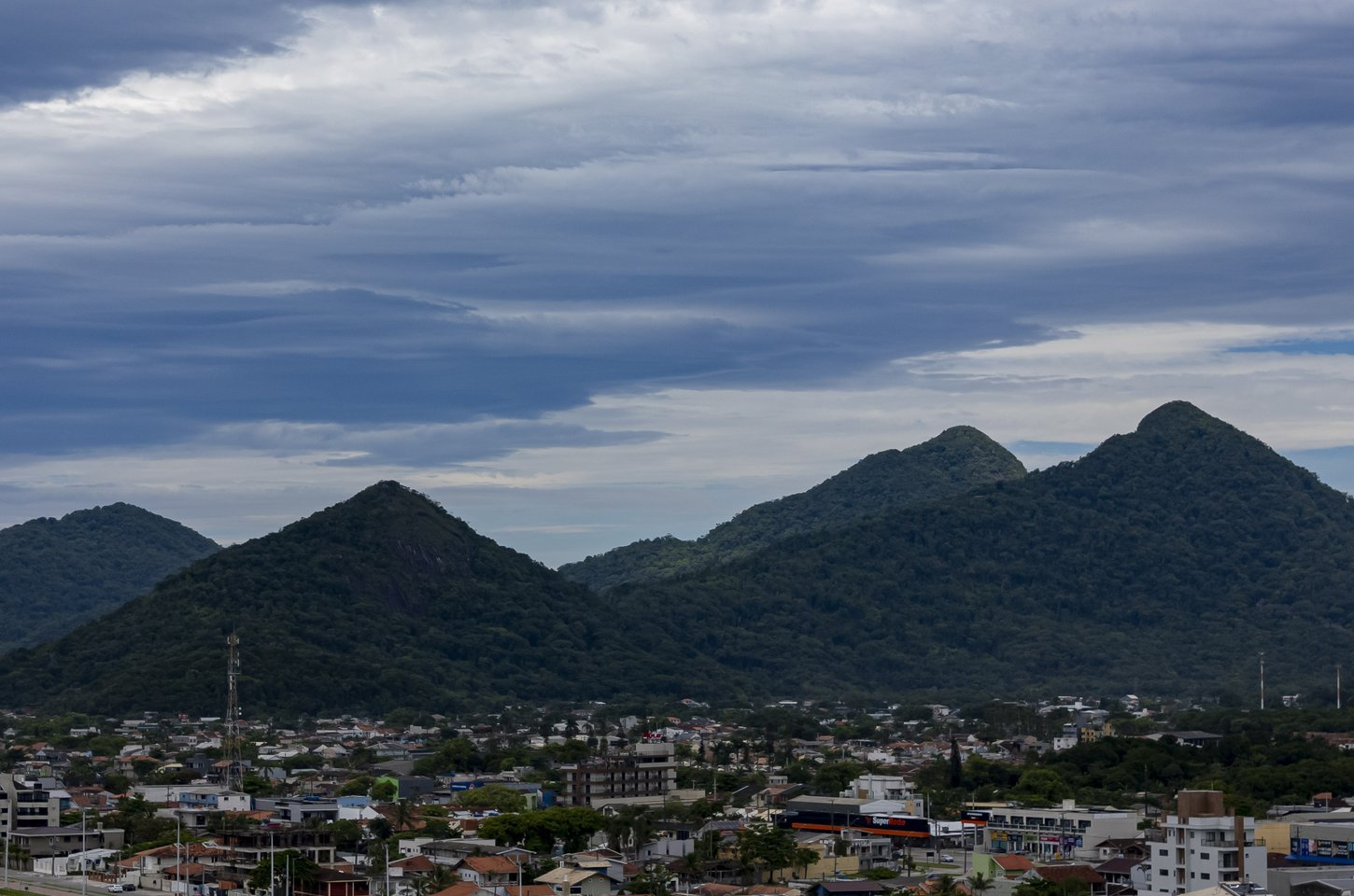 Sistema de baixa pressão trará chuva intensa ao Paraná a partir desta quinta