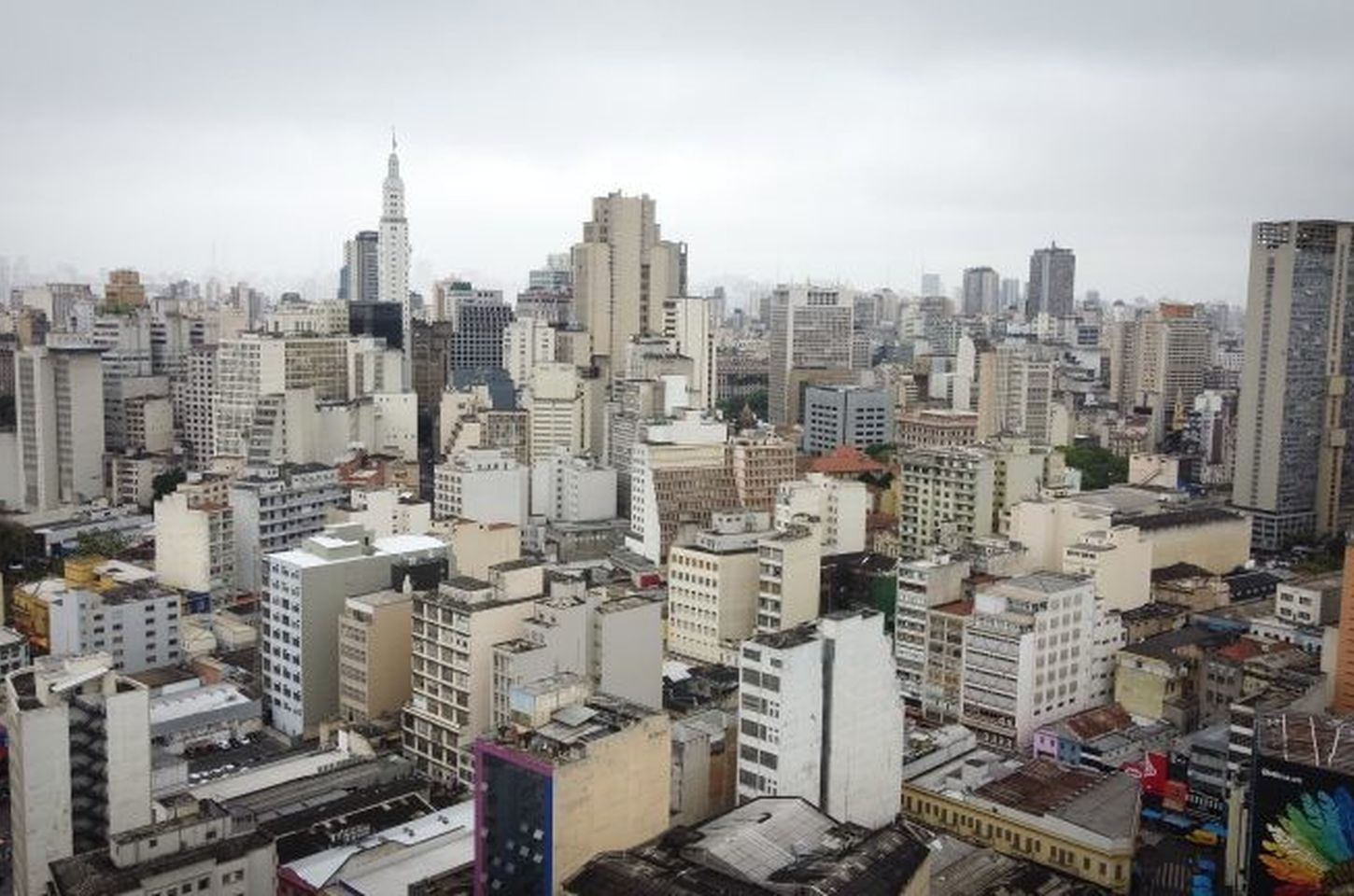 Sol, calor e pancadas de chuva isoladas marcam o tempo em SP nesta terça