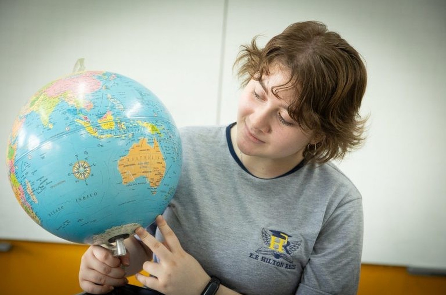 SP lança curso de inglês com IA para 70 mil alunos concorrerem a intercâmbio