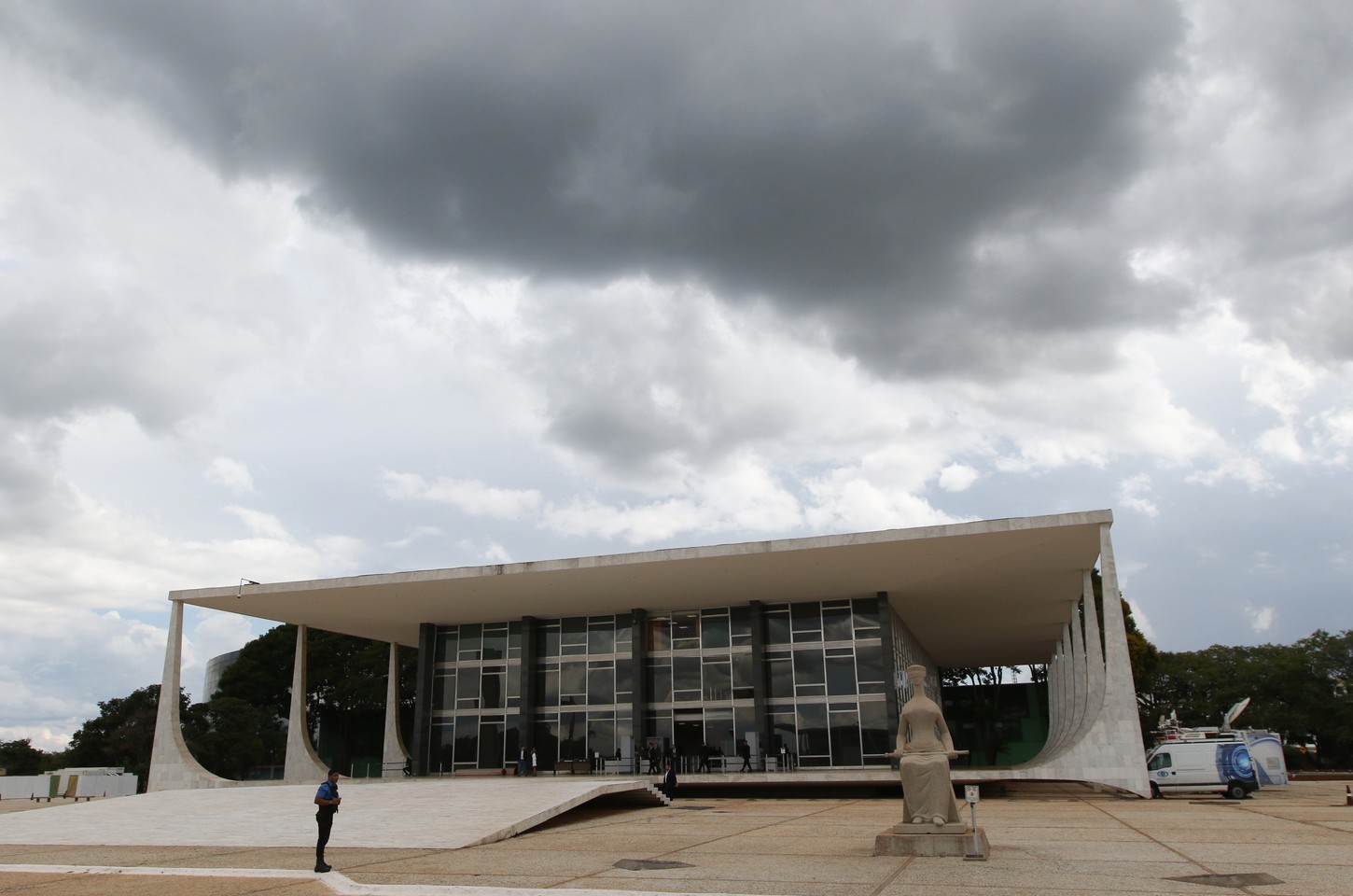 STF adia julgamento sobre penduricalhos, mas mantém suspensão dos pagamentos