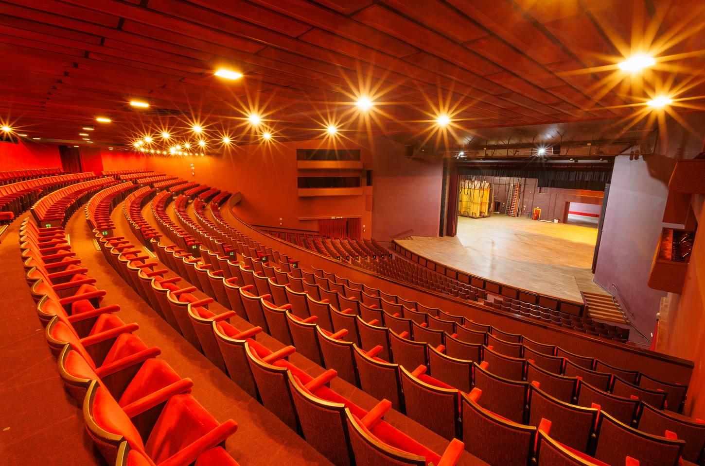 Teatro Guaíra vence prêmio Cenym 2025 como melhor casa de espetáculos do Brasil