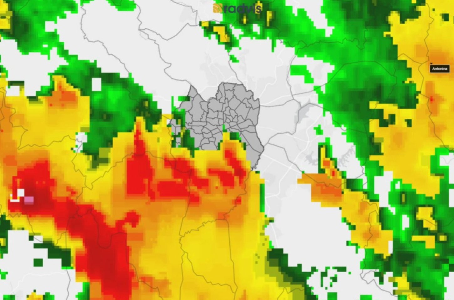 Tempestade de verão causa chuva extrema em Curitiba e no litoral