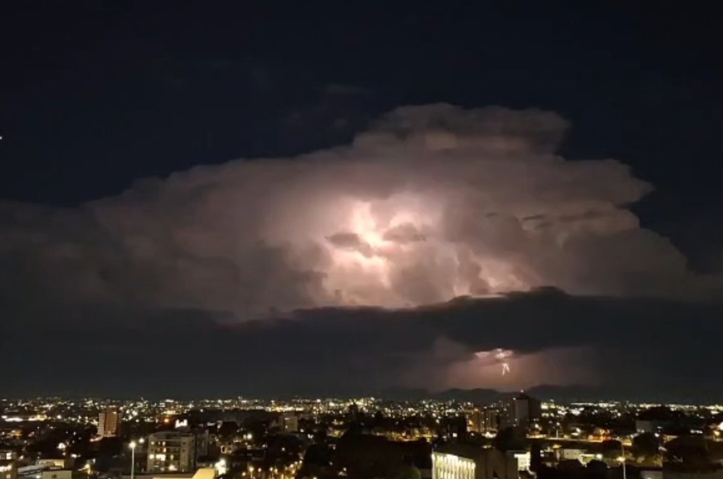 Temporais dão trégua no Paraná após fim de semana de raios e chuvas intensas