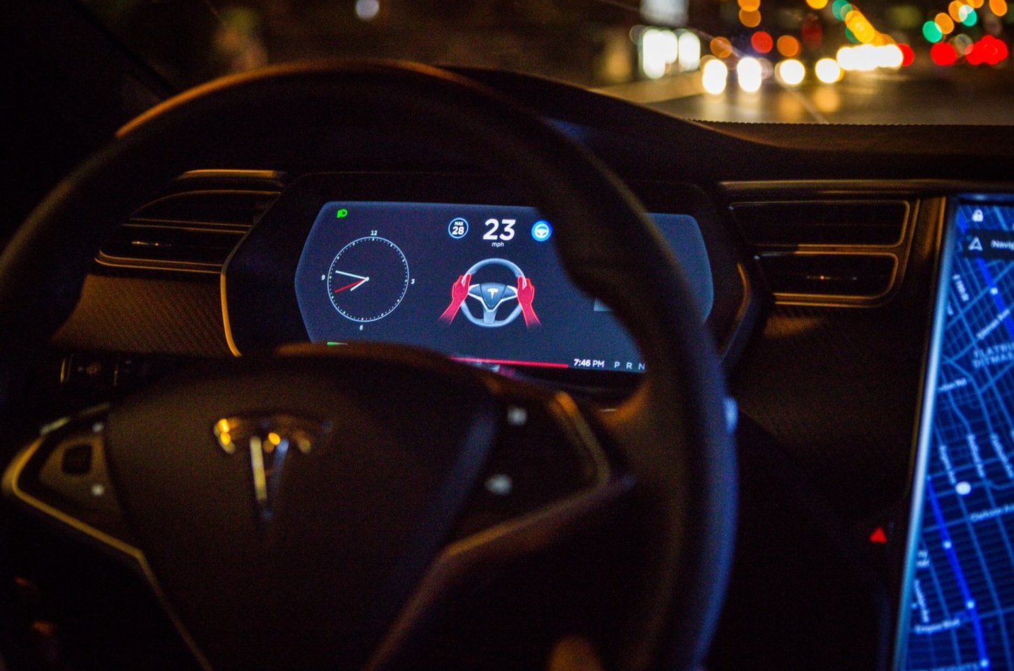 Tesla avança com robôtaxis sem motorista enquanto Waymo é investigada