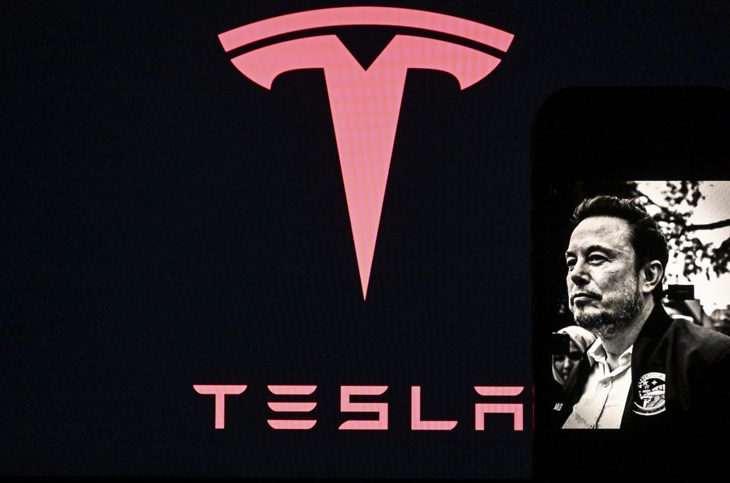 Tesla: Realidade financeira desafia narrativa de IA e robótica de Musk
