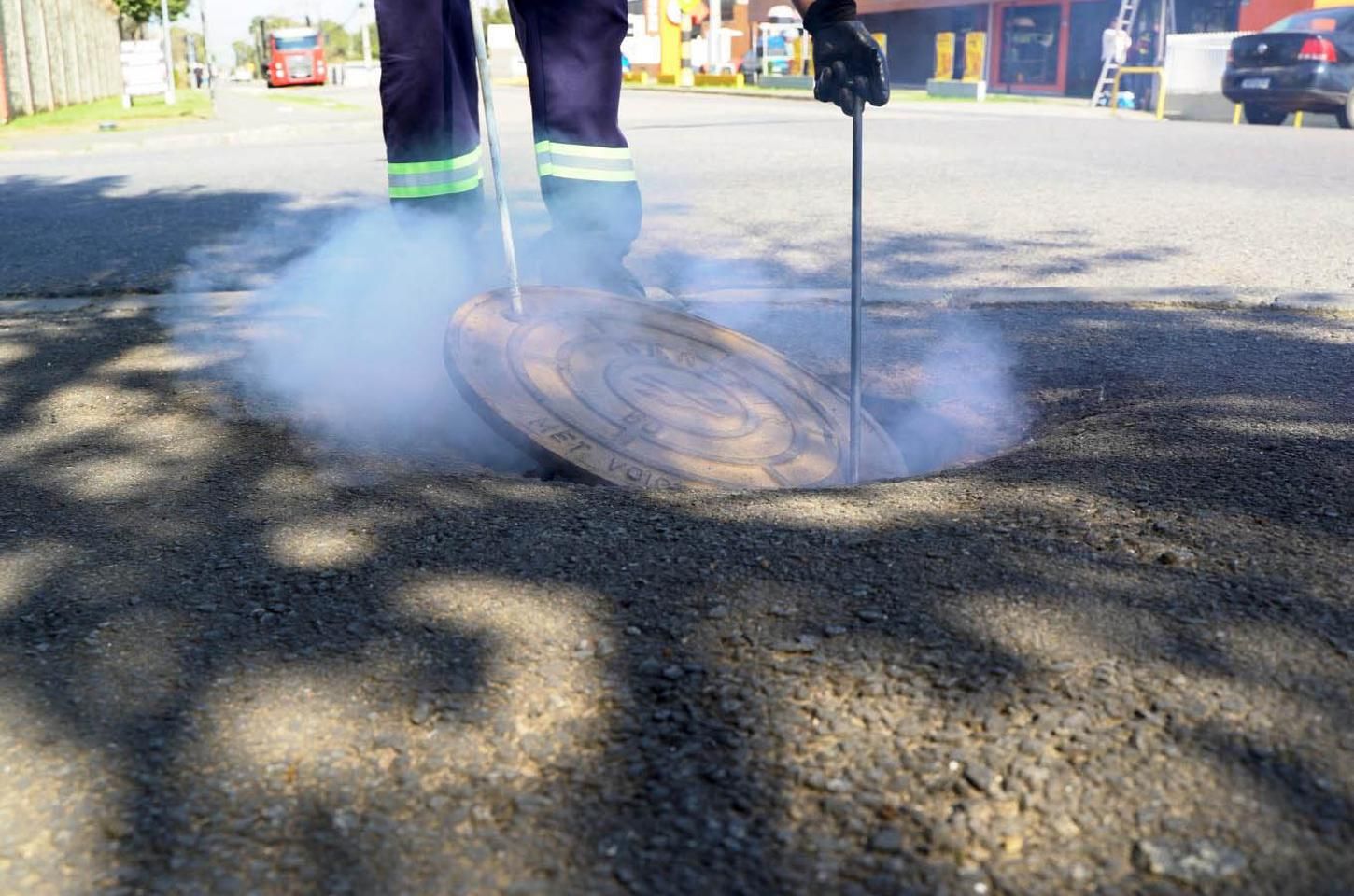 Testes de fumaça começam em redes de esgoto de Guaratuba