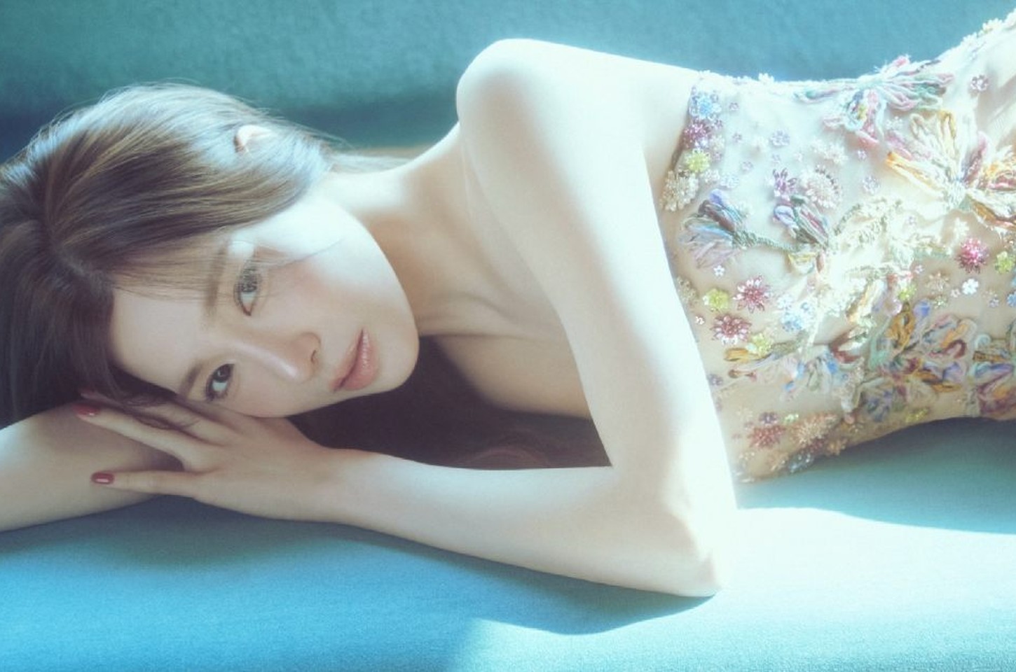 Tiffany Young lança single 'Summer’s Not Over' e celebra 10 anos de carreira solo