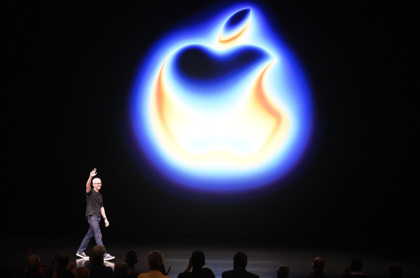 Tim Cook deixa CEO da Apple após 15 anos e US$ 4 trilhões em valor
