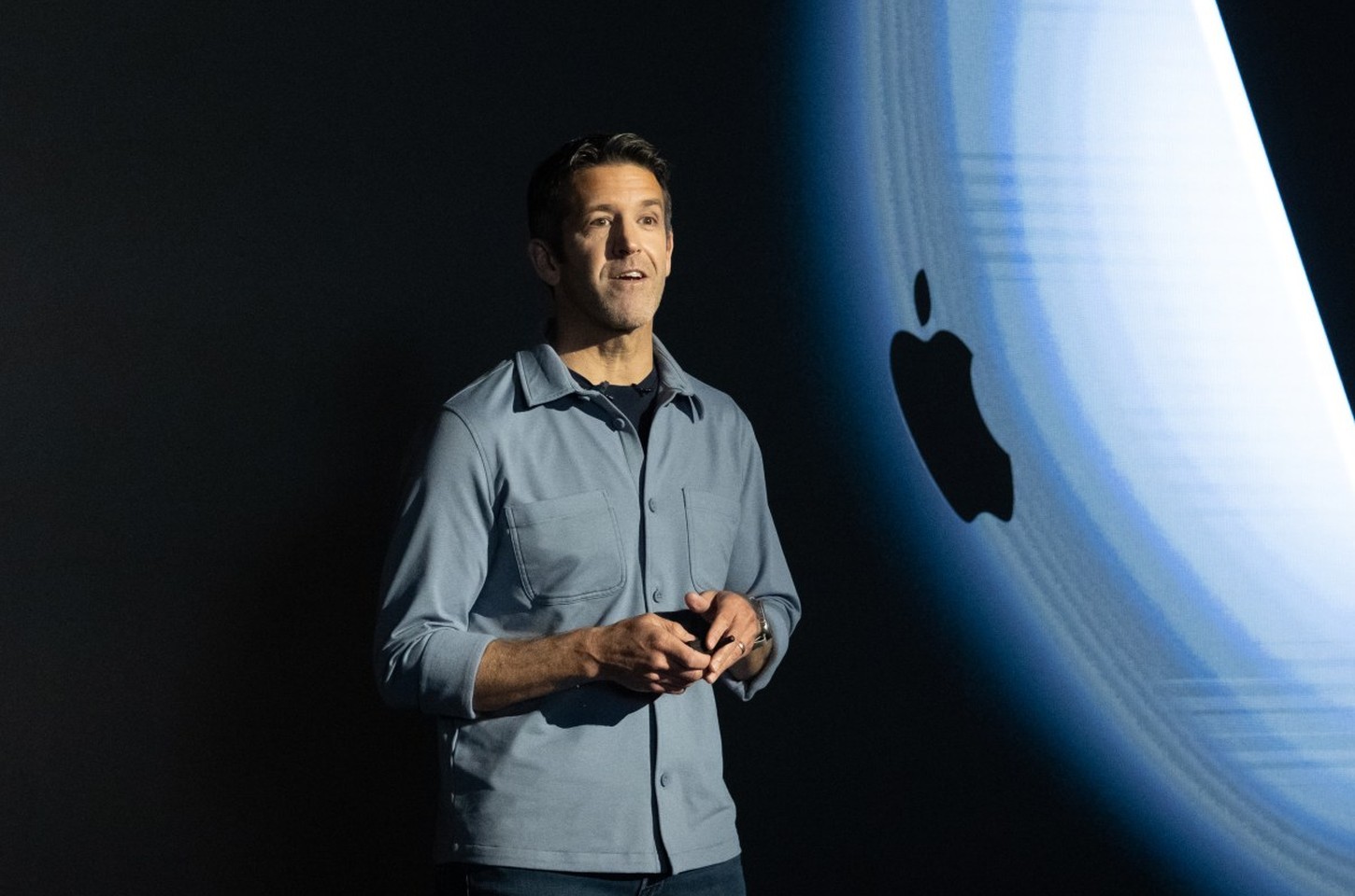 Tim Cook passa bastão da Apple para engenheiro John Ternus após 15 anos
