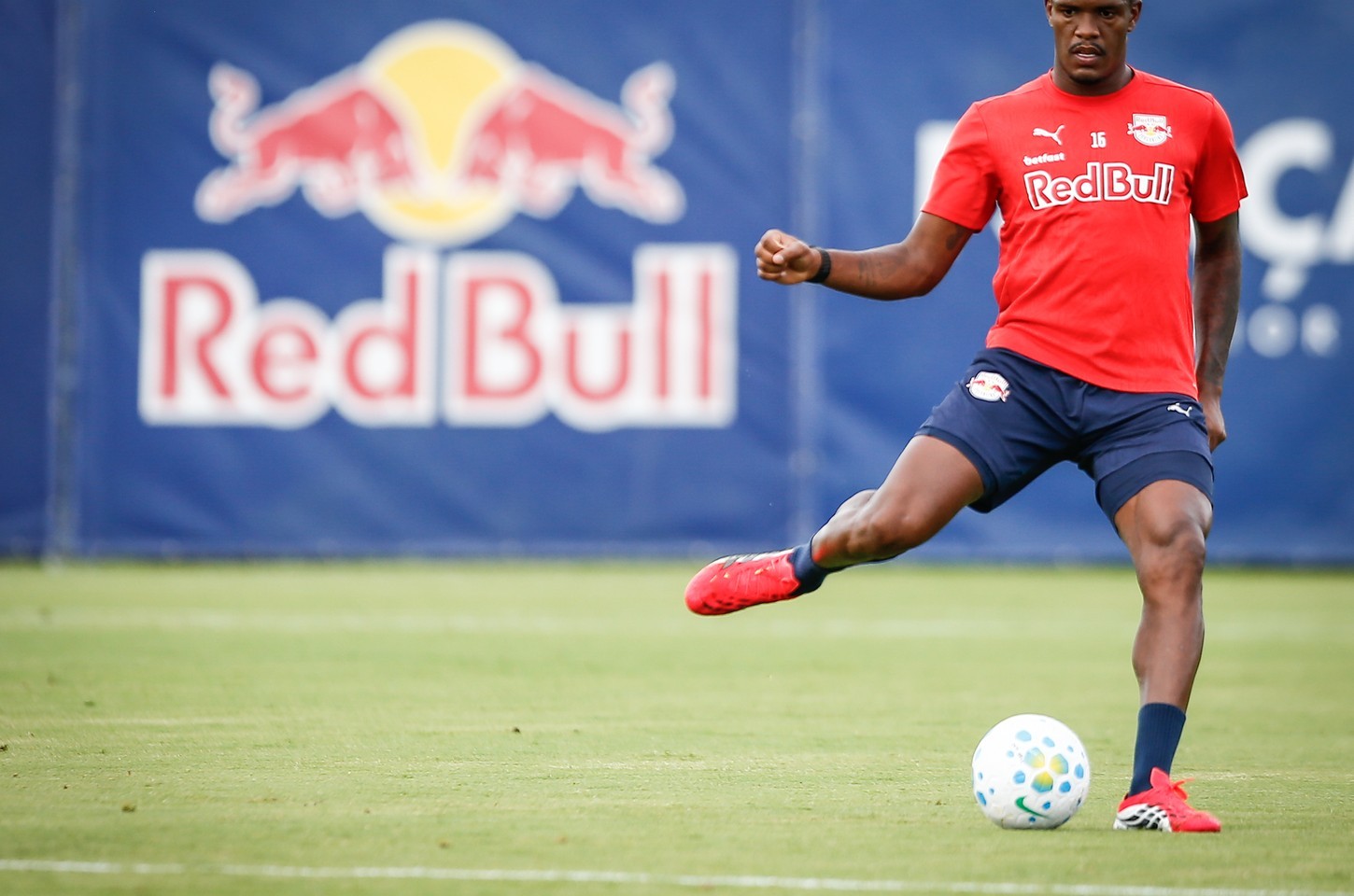 TJD-SP suspende zagueiro do Bragantino por 12 jogos por declarações machistas
