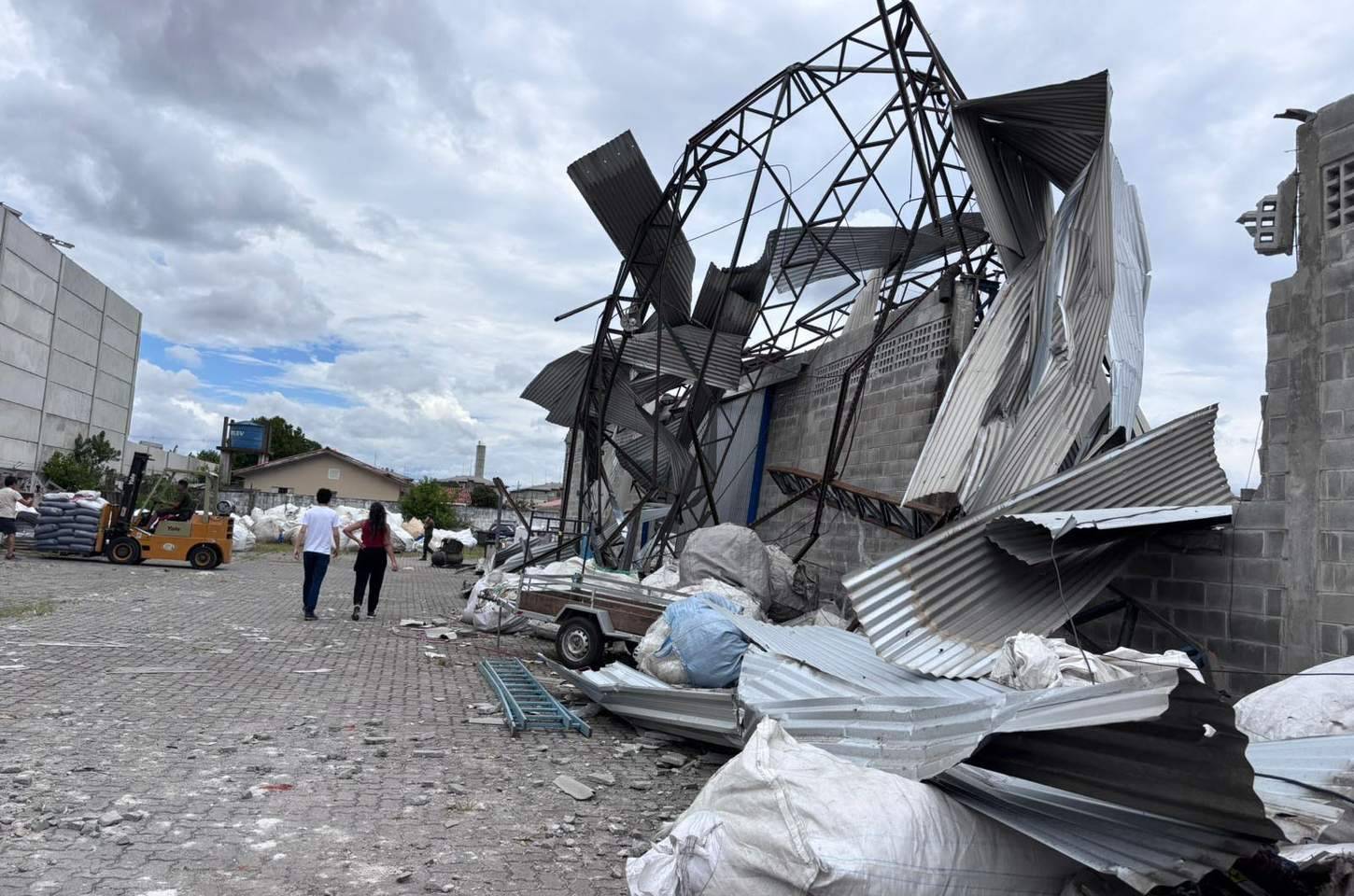 Tornado de categoria F2 causa estragos em São José dos Pinhais