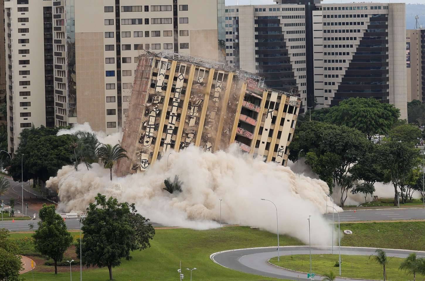 Torre Palace Hotel é implodido no centro de Brasília após anos de abandono