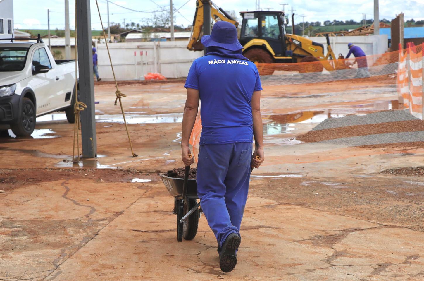 Trabalho de presos acelera reconstrução de escolas após tornado no Paraná