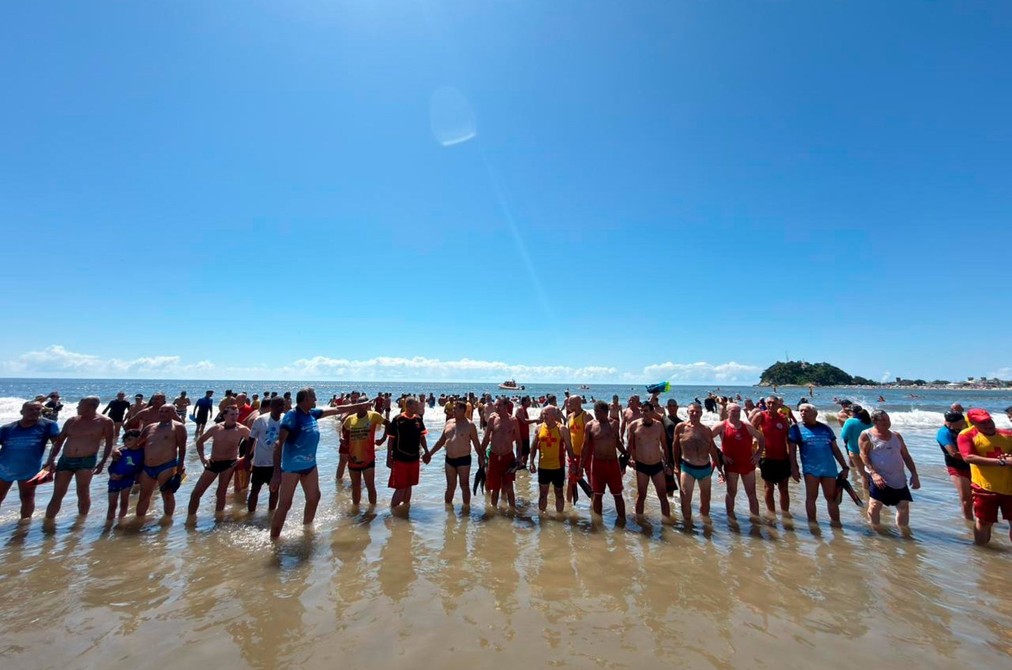 Travessia dos Veteranos homenageia ícone dos bombeiros no litoral do Paraná