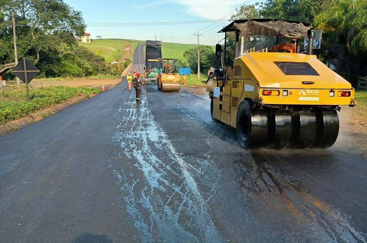 Trecho da PR-566 em Itapejara d'Oeste recebe pavimentação e fica em estado ótimo