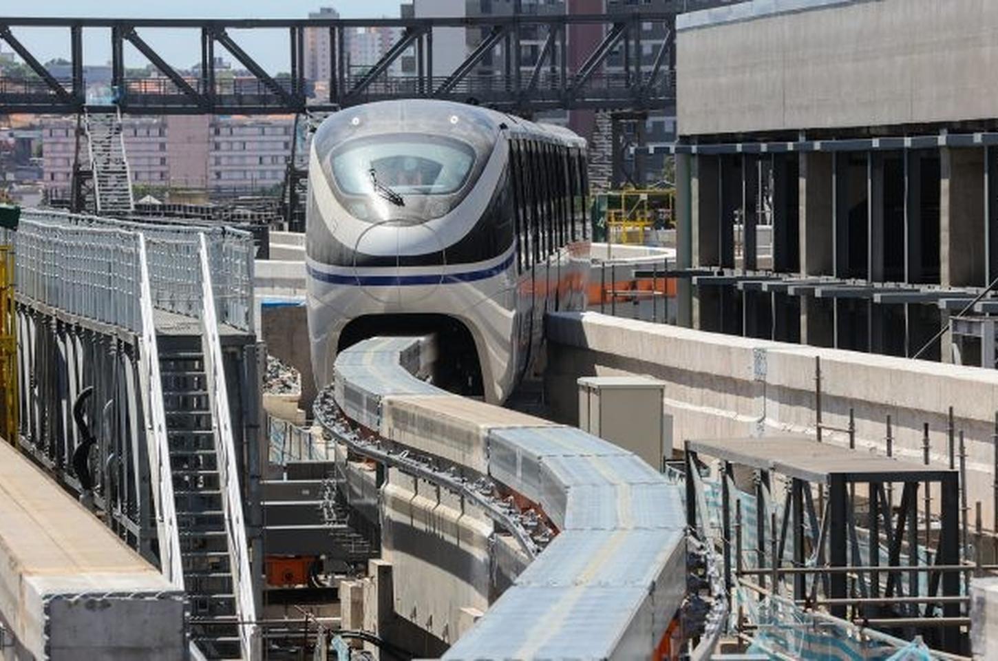 Trem chega pela primeira vez à futura estação Aeroporto de Congonhas