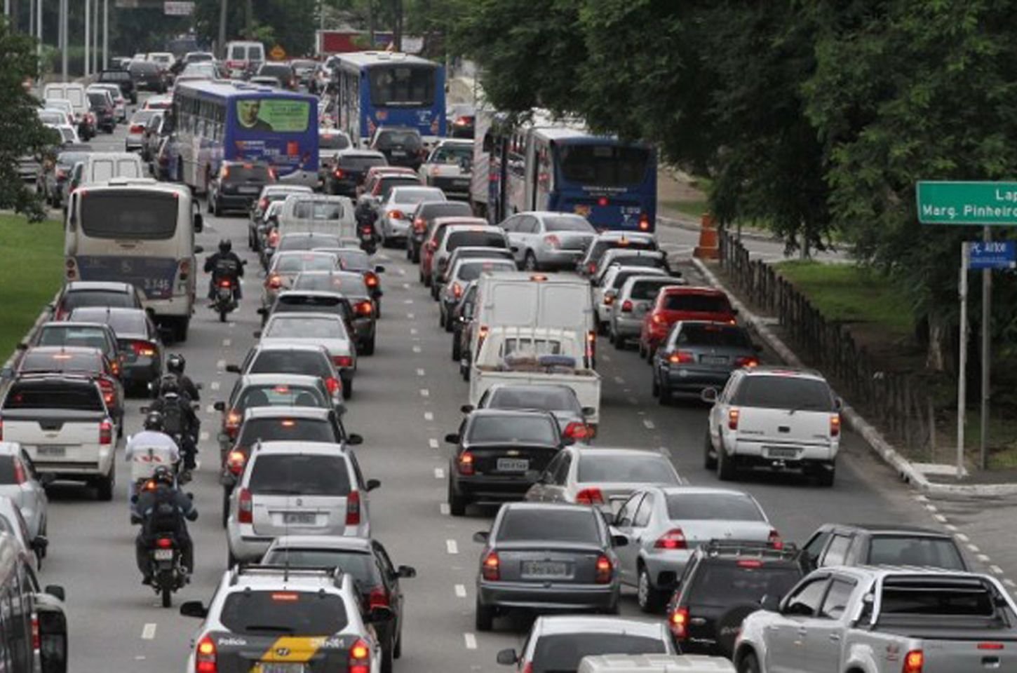 Três milhões de veículos nas estradas paulistas no feriado