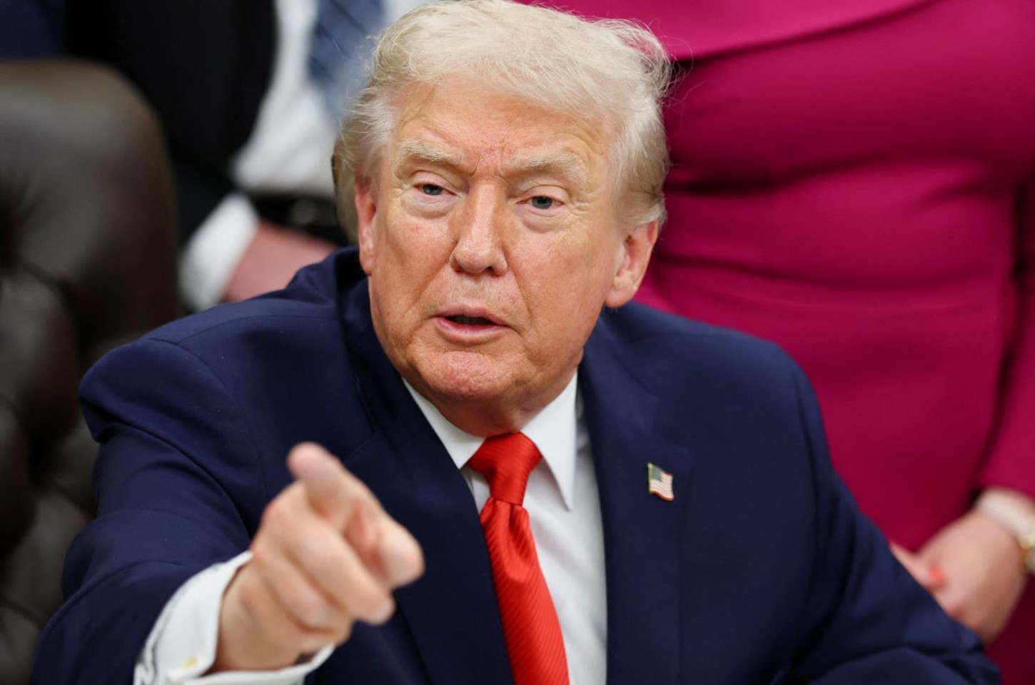 Trump ameaça intervir no Irã e apoia manifestantes