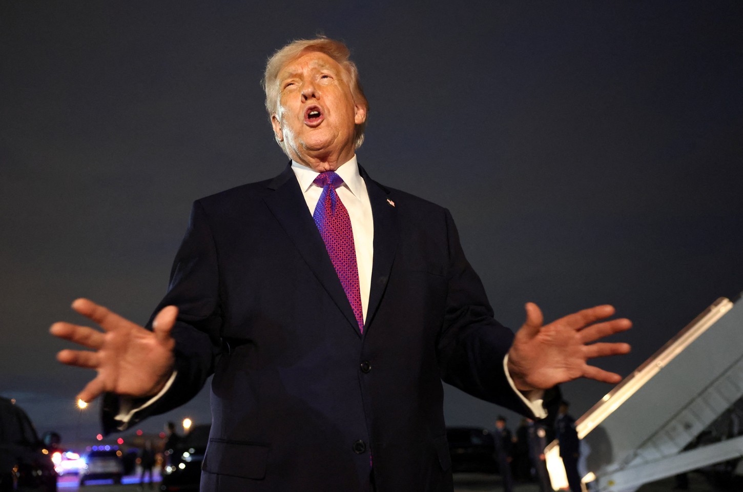 Trump intensifica retórica contra Cuba e cogita 'tomar' o país