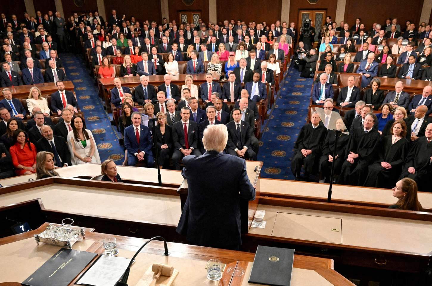 Trump proclama 'era de ouro' em discurso marcado por tensões políticas