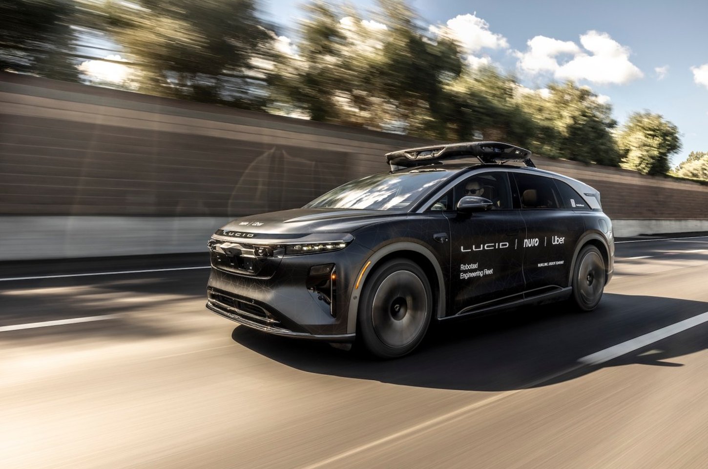 Uber testa robô-táxi da Lucid com tecnologia Nuro em São Francisco