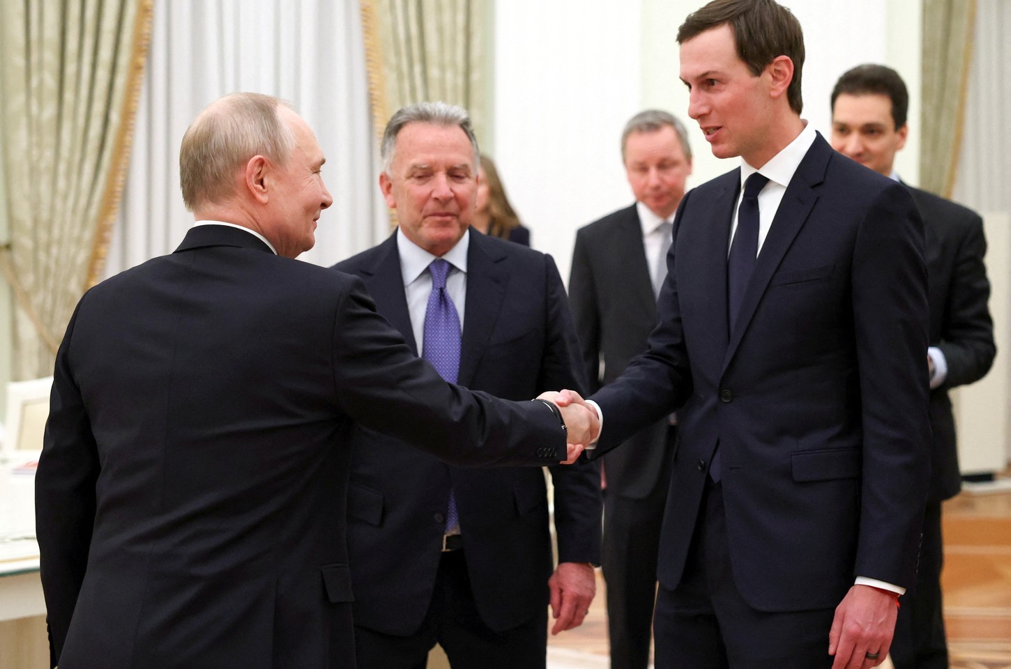 Ucrânia, Rússia e EUA iniciam negociações históricas em Abu Dhabi